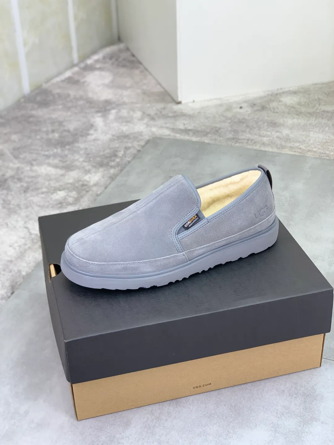 Men's men's shoes 💰P580 [New style] hot style 💰 versatile casual slip-on fur shoes 🆘 "Real Wool" [UGG] 👉 hot style men's shoes official website synchronization 🔰 quality [proud] is not comparable to the imitations in the general market 🌀 The upper is imported Italian frosted calfskin, and the lining: foot pad 🅰️ grade 🐑 real wool 👻 Only Grade A can show the effect The hand feels smooth and delicate 🔱The shoe shape is grand, only the factory can achieve it 🎄The perfect toughness of the original outsole 👻⬛️ can allow customers to bid farewell to one-time consumption. Real wool lining, super warm. Available in black or brown. Size: 39-44